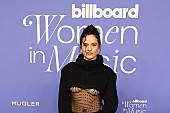 「【2023ビルボード・ウィメン・イン・ミュージック】ロザリア、第1回＜プロデューサー・オブ・ザ・イヤー＞受賞を未来の女性ヒットメーカーたちに捧げる」1枚目/1