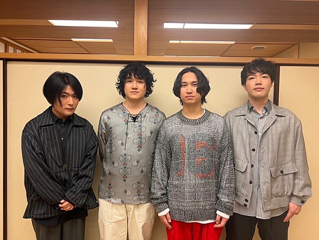 「マカロニえんぴつ『モニタリング』出演、学校でサプライズライブを開催」1枚目/3