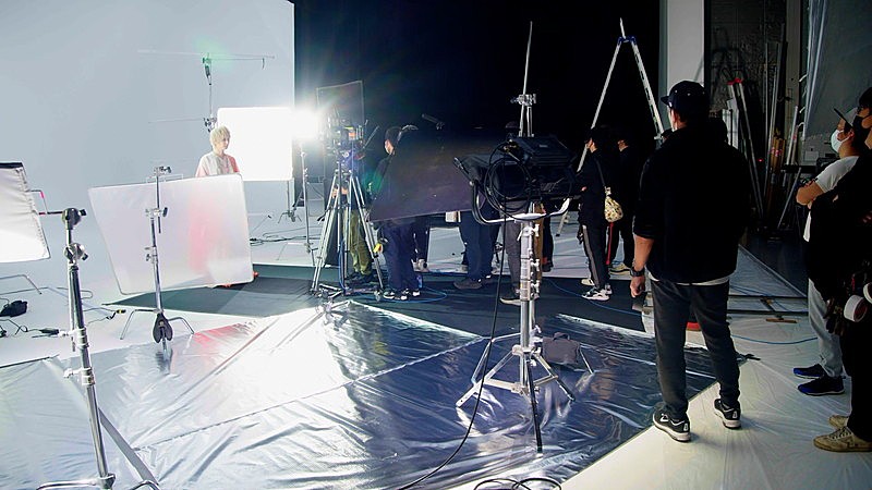 「『代々木アニメーション学院×まふまふ 創立45周年プロジェクト』CM撮影メイキング」5枚目/9