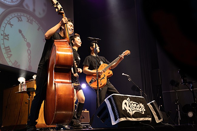 「The Biscats「渋谷公会堂に向けて突っ走っていく」規模倍増の全国ツアー大成功！ エルヴィスら想起させる熱狂ロカビリーライブ」1枚目/18