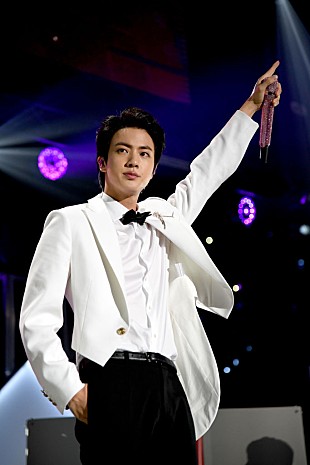 「BTSのJIN、兵役開始後初のインスタ投稿でJ-HOPE＆JIMINとの3ショット公開」