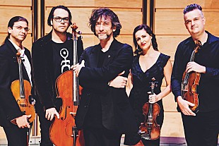 「ニール・ゲイマン、フォープレイ・ストリング・カルテットとのコラボ作『サインズ・オブ・ライフ』発売決定」