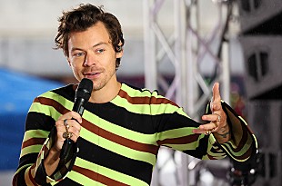 「ハリー・スタイルズ、1DのTシャツ姿を投稿したことにライブで触れる」