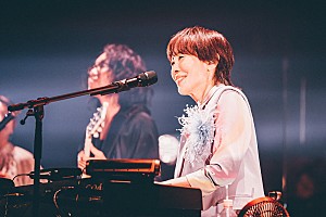 ライブレポート＞原 由子、鎌倉を舞台に“最幸”な13年ぶりライブ開催