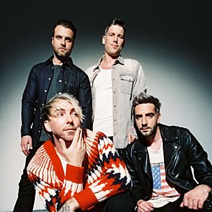 「オール・タイム・ロウ、アレックス・ガスカースが監督した「Calm Down」MV公開」