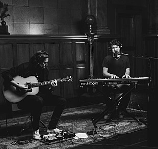 「チャーリー・プース、オンラインイベントで届けた豊かな歌声とファンへの愛＜ライブレポ＞」