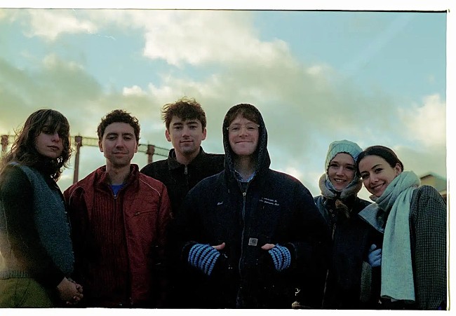 「ブラック・カントリー・ニュー・ロード、最新ライブ作品から「Across The Pond Friend」の日本語字幕付き映像解禁」1枚目/2