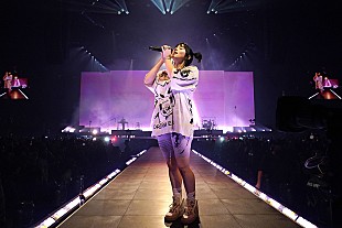 「ビリー・アイリッシュ、母親マギー・ベアードの誕生日を祝う」