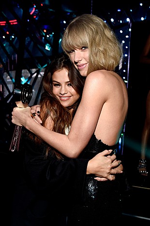 「セレーナ・ゴメス、妹とともに親友テイラー・スウィフトのライブに参戦」