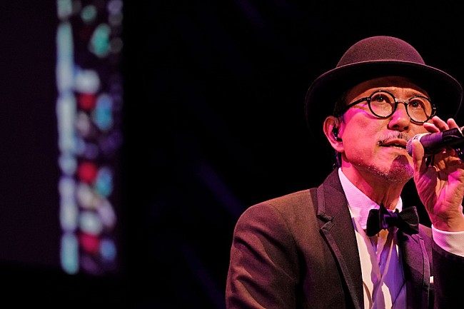 「高橋ユキヒロ、2019年にリリースした『YUKIHIRO TAKAHASHI LIVE2018 SARAVAH SARAVAH!』Blu-ray化決定」1枚目/1