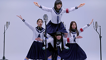 新しい学校のリーダーズ初登場、「オトナブルー」スペシャル