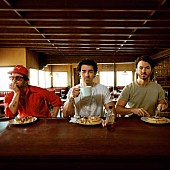 「ジョナス・ブラザーズ、愛する人たちと夢を叶えることを歌った新曲「Waffle House」を公開」1枚目/1