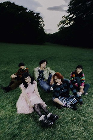 「Luby Sparks、新曲「A Thousand Miles」をリリース＆MV公開」