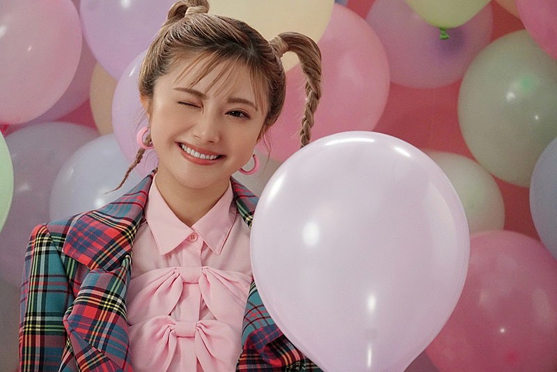 安斉かれん、自己肯定感強めのレトロ・ポップソング「ら・ら・らud・ラヴ」MVでダンス