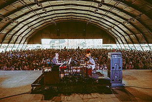 「＜コーチェラ2023現地レポ＞ドミ＆JD・ベック、音を体感する超絶技巧ライブ」