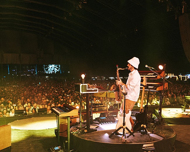 「＜コーチェラ2023現地レポ＞FKJ、観客を優しさと愛で包む極上のひととき」1枚目/3