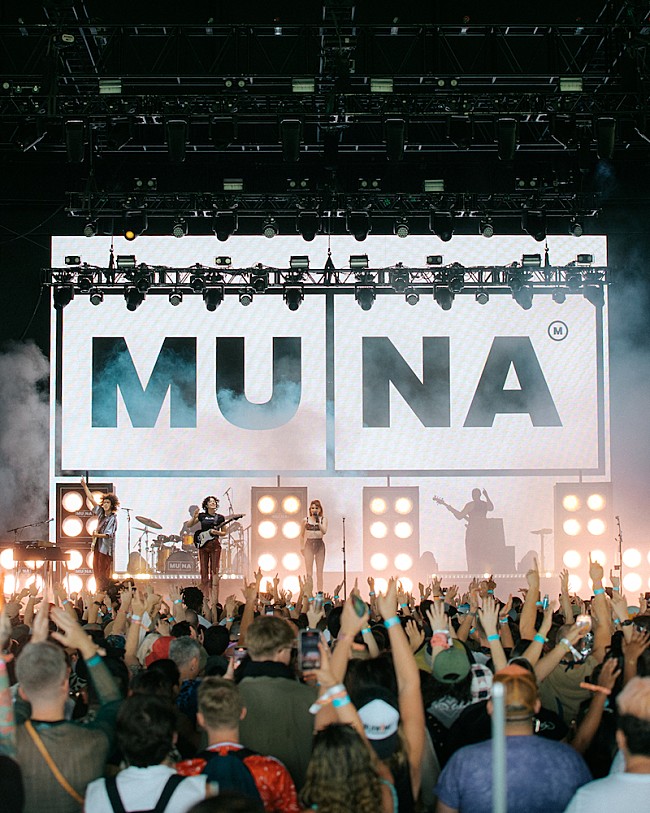 「＜コーチェラ2023現地レポ＞MUNA、ボーイジーニアスとの豪華コラボにファン大熱狂」1枚目/2