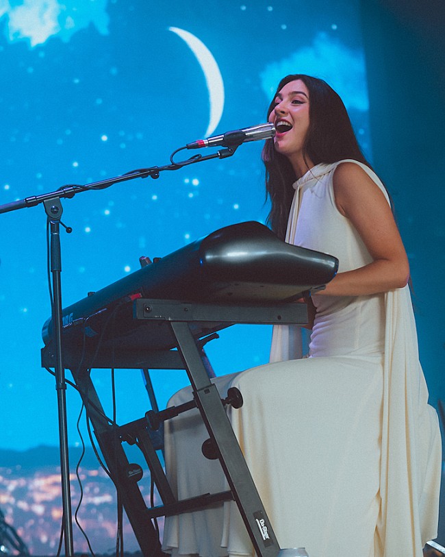 「＜コーチェラ2023現地レポ＞ワイズ・ブラッド、透き通った歌声で癒しのオアシスを演出」1枚目/2