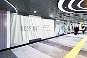 「BE:FIRSTの特大ビジュアル＆24面ビジョンが渋谷に登場」1枚目/2