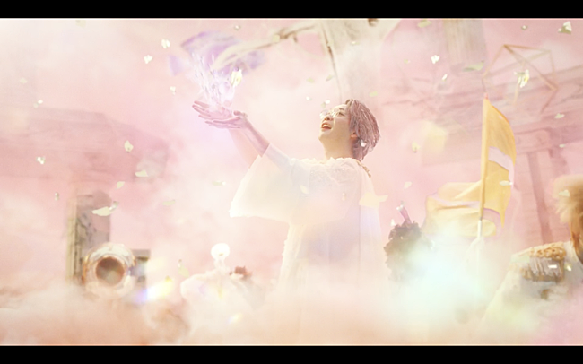 「Mrs. GREEN APPLE、現実世界×天空世界で織りなす「ケセラセラ」MV公開」1枚目/2