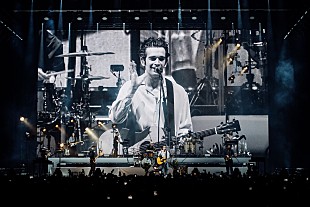 「＜ライブレポート＞The 1975、アーティスティックな演出と裏をかくプレイで既成概念を覆した来日公演初日」