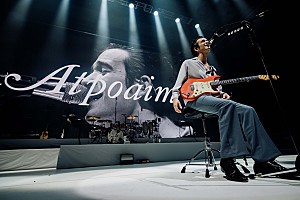 ライブレポート＞The 1975、アーティスティックな演出と裏をかくプレイ