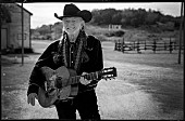 「90歳の誕生日を迎えるウィリー・ネルソン、最新AL『アイ・ドント・ノウ・ア・シング・アバウト・ラヴ』発売」1枚目/2