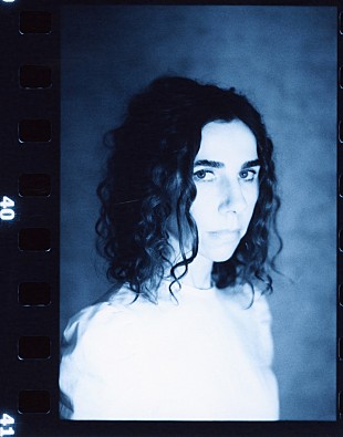 「PJハーヴェイ、7年ぶりのAL『アイ・インサイド・ジ・オールド・イヤー・ダイイング』から新曲公開」