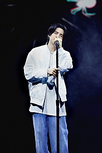 BTSのSUGA、ヴァレンティノの衣装でワールドツアー開幕 | Daily News