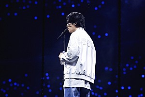 BTSのSUGA、ヴァレンティノの衣装でワールドツアー開幕 | Daily News