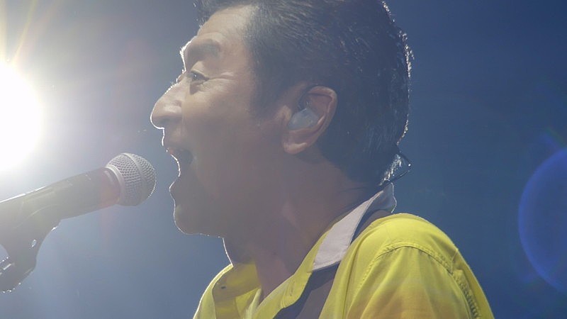 桑田佳祐、アコースティックアレンジのKUWATA BAND「BAN BAN BAN」ライブ映像を公開