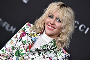 「マイリー・サイラス、「Flowers」がSpotify史上最速で10億再生突破」