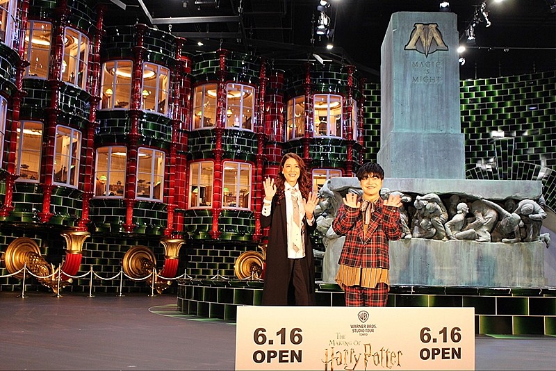 「LiLiCo「主人とここでデ－トしたい！」　ハリポタ体験施設の「魔法省」に感動」1枚目/1