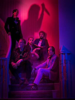 「クイーンズ・オブ・ザ・ストーン・エイジ、6年ぶりALから「Emotion Sickness」先行配信」