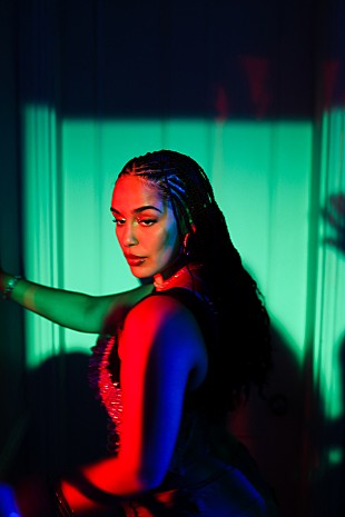 「ジョルジャ・スミス、軽やかでエネルギッシュな新曲「Little Things」のMV公開」