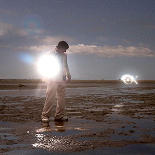 「ジェレミー・ザッカー、新曲「OK」でセルフケア＆心の健康を優先することを歌う」