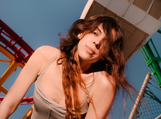 「ジュリー・バーン、ニューALのタイトル曲「The Greater Wings」を公開」1枚目/2