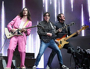 「ウィーザー、ハリウッド脚本家ストライキに連帯しアコースティック・ライブを披露」