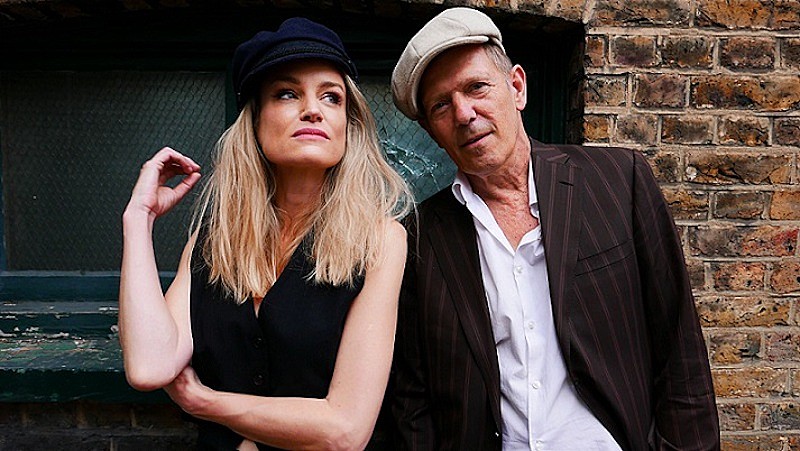 「ポール・シムノン×ギャレン・エアーズによるポップ・デュオがデビューALリリース、収録曲「ハシア・アリーバ」MV公開  」1枚目/2