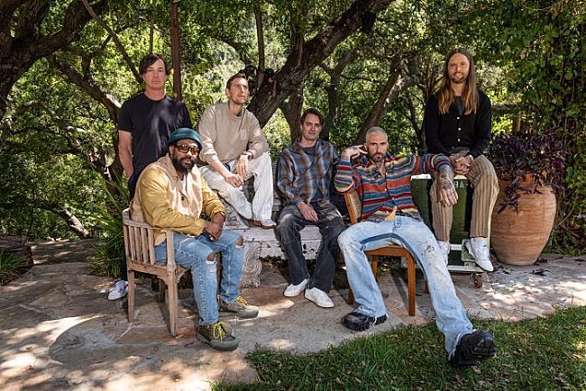 「マルーン5、「もろさ」や「人間性」をテーマにした新曲「Middle Ground」を公開」1枚目/1