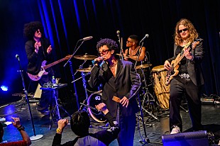 「＜ライブレポート＞レヴィン・カリ、唯一無二な極上グルーヴで魅了した初来日公演」