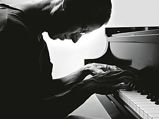 「キース・ジャレット、未発表クラシック録音『C.P.E. バッハ：ヴュルテンベルク・ソナタ集』日本盤が7月発売」