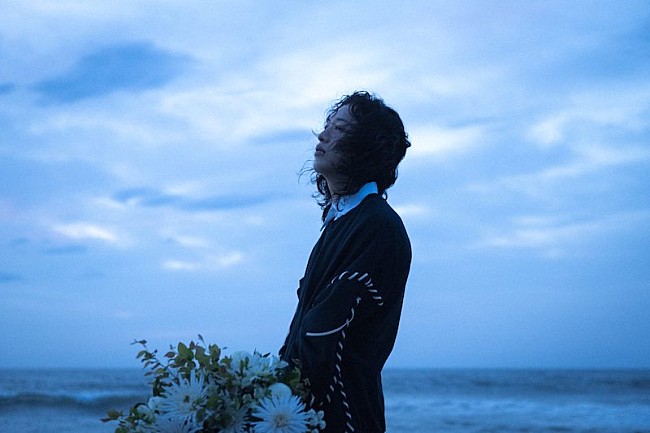 「キタニタツヤ、アニメ『呪術廻戦』「懐玉・玉折」PV第2弾でOPテーマ「青のすみか」初解禁」1枚目/2