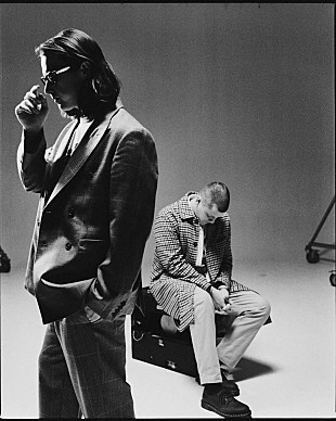 「ジャングル、新曲「Dominoes」のワンテイクMV解禁」