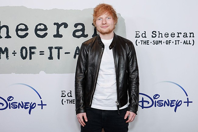 「エド・シーラン、米フロリダの高校をサプライズ訪問しミニ・ライブを披露」1枚目/1