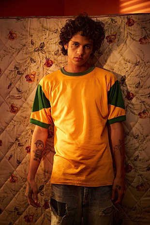 「ドミニク・ファイク、約3年ぶりのニューAL『サンバーン』から「アント・パイル」公開」