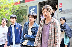 「「ペンディングトレイン」“紗枝”上白石萌歌の靴ひもを結び直す“直哉”山田裕貴に反響　「山田裕貴の不器用な好意、大好き」」