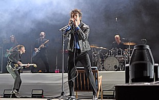 「The 1975のマシュー・ヒーリー、テイラー・スウィフトとの交際の噂にやんわり言及「それは全部演出なのか？」」