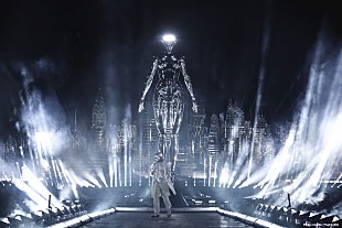 「ザ・ウィークエンド、最新ツアーが新たなステージ・セットと共に開幕」