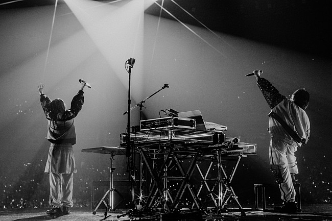 「＜ライブレポート＞YOASOBI、圧倒的なパワーで作り上げた“夢のような体験” 初のアリーナツアー【電光石火】埼玉公演」1枚目/22